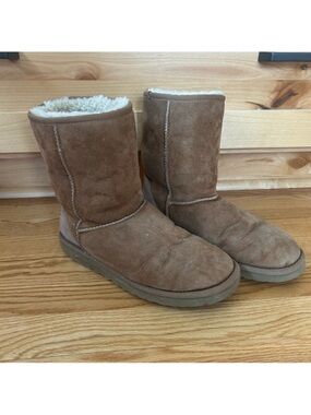 UGG Boots chestnut brown classic short sheepskin liner boots women’s size 7